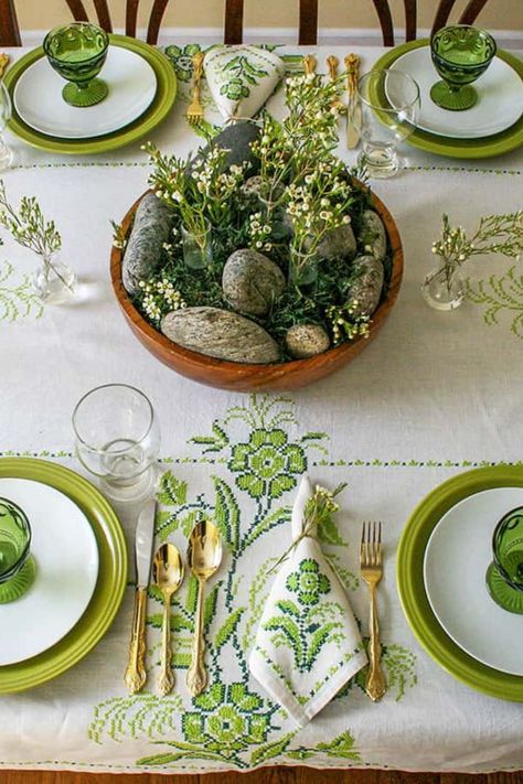 Easy Diy Table, Green Dinner Plates, Modern Plates, Diy Table Decor, Tablescape Inspiration, Simple Centerpieces, Green Bowl, Green Table, Green Candle