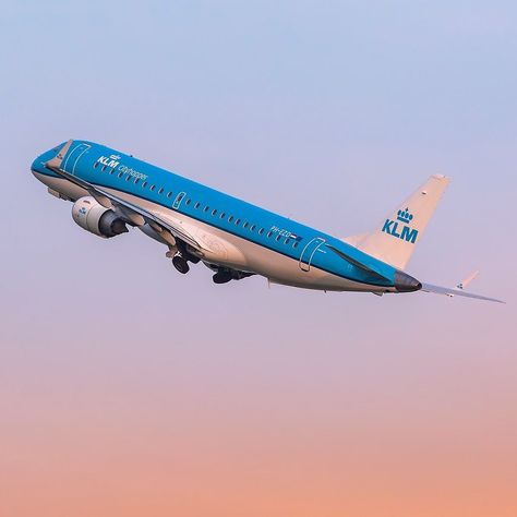 Trips Aesthetic, Aviation Aesthetic, Pvc U Like, London Dinner, Art Contrast, Klm Airlines, Plane Photos, Barcelona Food, Klm Royal Dutch Airlines