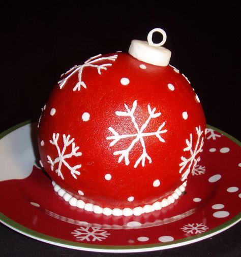 Christmas Ornament cake - Made using the Wilton Ball pan.  I saw some others on here and had to try myself....I think they are too cute! Bauble Cake, Biscuits Noel, Christmas Ornament Cake, Ornament Cake, Winter Cakes, Santa Cake, Fig Cake, Christmas Cake Designs, Ideas Navideñas