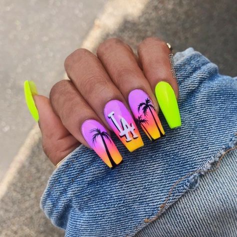 Palm Tree Nails, Themed Nails, Unghie Sfumate, Tropical Nails, Tree Nails, Coconut Trees, Summer Acrylic Nails, Neon Nails, Beach Nails