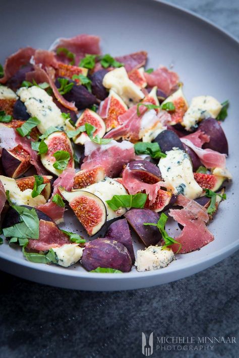 Fig Salad with Parma Ham and Blue Cheese takes under 10 minutes to prepare and requires less than five ingredients. Parma ham is salty, blue cheese unctuous and figs sweet. This fig salad can be served as a simple starter or form part as a main course served with bread. Enjoy Italian cuisine at its best! Enjoy it! Fancy Salads, Fig Salad, Easy Starters, Ham Salad, Parma Ham, Hunter Valley, English Food, Mediterranean Diet Recipes, Blue Cheese