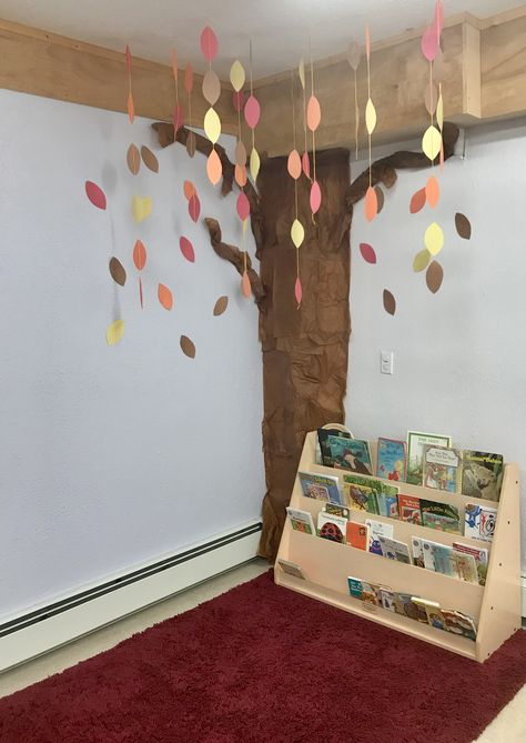 C.Courtoreille 2018 - Fall Tissue Paper Tree Reading Corner Preschool Classroom Fall Preschool Room Decor, Infant Preschool Room Ideas, Fall Decorations Classroom Preschool, Autumn Preschool Decoration, Learning Corners Preschool, Tree Reading Corner, Reading Corner Preschool, Toddler Classroom Layout, Autumn Classroom Decorations