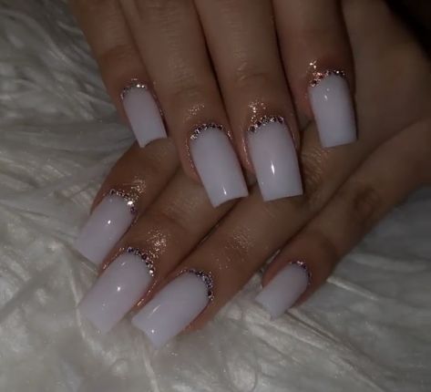 Short Acrylic Nails Designs Baddie, Short White Acrylic Nails Square With Diamonds, Baddie Short Acrylic Nails Square White, White Square Nails With Designs, Milky White Nails Acrylic With Diamonds, White Nails Inspo Square, Birthday Ombre Nails, White Birthday Nails Square, Nails Short Acrylic White