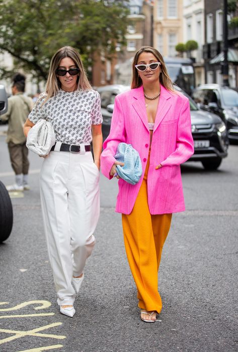 The 2021 way to colorblock is on display here (at right). London Style Summer, London Fashion Summer, London Fashion Week Street Style, London Summer, London Outfit, London Street Style, Street Style Trends, Street Style Summer, Cool Street Fashion