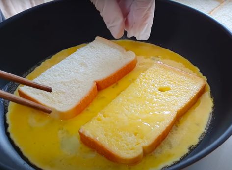 One Pan Egg Toast Is A Delicious Start To The Day Breakfast Slider, Egg Recipes For Breakfast, Recipes Casserole, Breakfast Pastries, Egg Toast, Filling Breakfast, Egg Muffins, Breakfast Pancakes, One Pan Meals