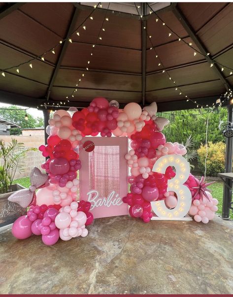 Barbie Balloon Backdrop, Barbie Theme Backdrop, Barbie Quinceanera Theme, Barbie Balloon Decorations, Barbie Backdrop Birthday Party Ideas, Barbie Birthday Backdrop, Barbie Decorations, Barbie Party Decorations, Barbie Birthday Cake