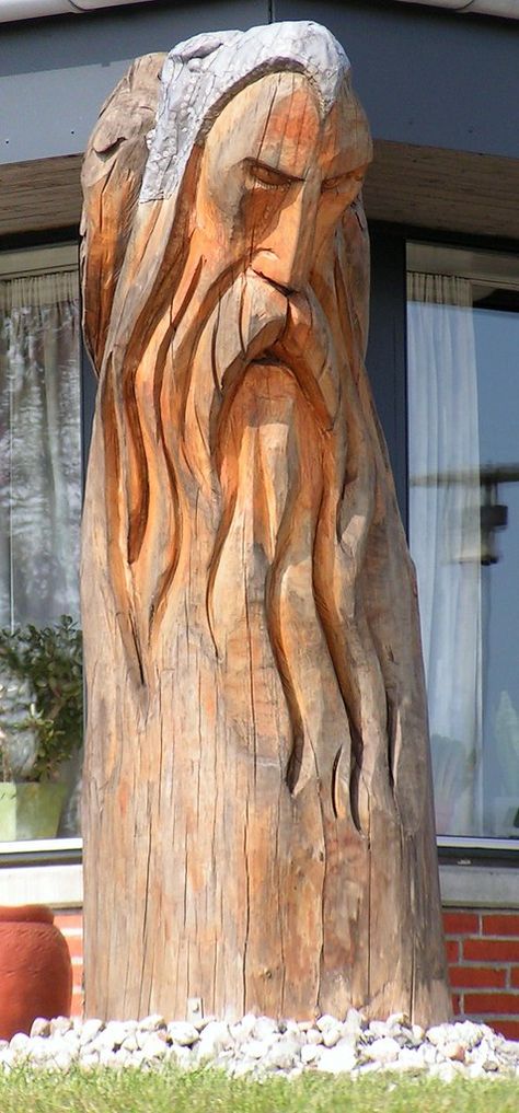 Chainsaw Carving Patterns, Chainsaw Sculpture, Tre Kunst, Mountain Wood Art, Chainsaw Wood Carving, Wood Carving Art Sculpture, Arte Viking, Wood Sculpture Art, Wood Carving Faces