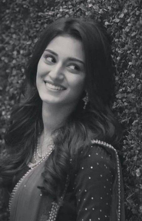 Erica Fernandes, Girls Dpz, Cute Celebrities, India Beauty, Desi Beauty, Stylish Girl, Beauty Women, Long Hair, Follow Me