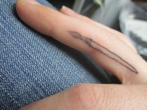 Paintbrush finger tattoo Pen Finger Tattoo, Small Paint Brush Tattoo, Tattoo Paintbrush, Paintbrush Tattoo, Magic Tattoos, Pencil Tattoo, Badass Girl, Brush Tattoo, Pen Tattoo