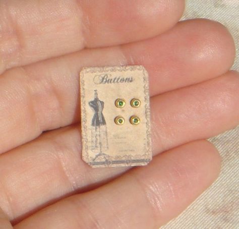 Fairy Sewing, Miniature Sewing, Doll House Miniatures, Miniatures Diy, Doll Museum, Ribbon Cards, Miniature Ideas, Hexie Quilt, Mini Stuff