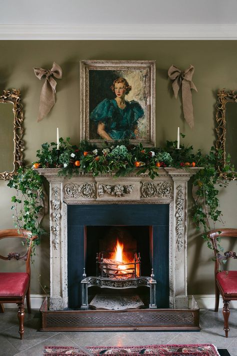 Christmas in the vaulted halls of a 14th century Scottish castle Living Room For Christmas, Seeking Lavender Lane, European Christmas, English Christmas, Dried Hydrangeas, Christmas Flower Arrangements, Christmas Plants, Castles In Scotland, Winter Plants