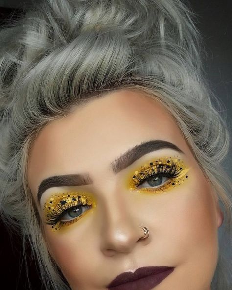 Bee Costume Makeup, Bumblebee Makeup, Bee Makeup, Bumble Bee Costume, Halloween Make-up Looks, Eyeshadow For Blue Eyes, Carnival Makeup, Bee Costume, Fx Makeup