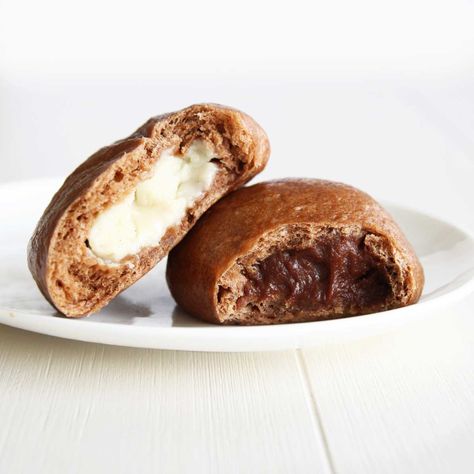 Chocolate steamed buns are the perfect comfort food. With their fluffy soft exterior and creamy center, they are sure to be a family favorite. Not only are they easy to make at home, but this recipe also does not require any milk, eggs or other dairies! Whether you like them plain or filled with chocolatey goodness, these vegan-friendly buns are sure to please everyone’s taste buds. So let's get started on this delicious recipe! Potato Filling Recipe, Vegan Custard, Low Calorie Pumpkin, Peanut Butter Easter Eggs, Custard Buns, Cotton Cheesecake, Almond Milk Coffee, Baked Carrots, Protein Bar Recipes