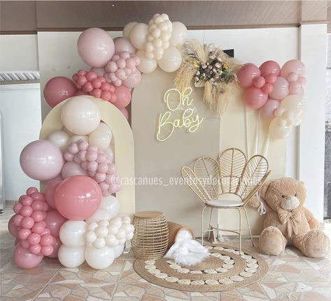 Decor Aqiqah Baby Girl, Balloon Baby Shower Centerpieces, Baby Shower Balloon Arch, Minnie Birthday Party, Birthday Decorations Kids, Unisex Baby Shower, Diy Balloon Decorations, Spring Baby Shower, Baby Birthday Cakes