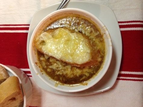 When it comes to chopping onions, Kayleigh can't hold back her tears. But this French Onion soup is so worth it! In the Kitchen this week. Easy French Onion Soup Recipe, Easy French Onion Soup, Homemade French Onion Soup, Best French Onion Soup, French Onion Soup Recipe, Onion Soup Recipes, Cooking With Beer, Cabbage Soup Recipes, Homemade Beef