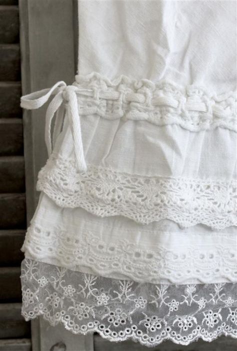 eyelet lace Mais Shabby Chic Clothes, I Follow Back, Mori Fashion, Blog Pictures, Follow Back, Playing Piano, Vintage Handkerchiefs, Linens And Lace, White Stuff