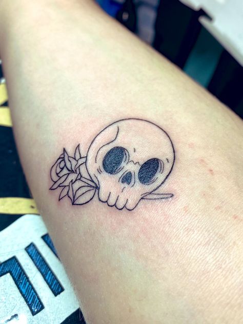 unus annus tattoo memento mori Unus Annus Tattoo, Momento Mori Tattoo, Tattoo With Meaning, Small Skull Tattoo, Memento Mori Tattoo, Ethan Nestor, Cute Simple Tattoos, Hippie Tattoo, Bright Tattoos