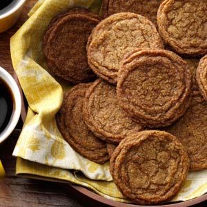 Old-Fashioned Gingersnaps Ginger Snap Cookies Recipe, Ginger Snaps Recipe, Christmas Cookies Easy, Molasses Cookies, Ginger Snap Cookies, Vintage Cookies, Classic Cookies, Easy Christmas, Cookie Desserts