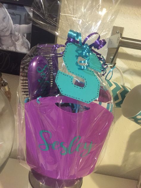 ---> I made a cheap $10 birthday gift look so much cuter with vinyl and my #silhouette! I added a personalized tank top, personalized brush and comb, purple and teal nail polish and purple and teal hair ties in a bucket from the Dollar Tree! Nail Polish Gift Basket, Dollar Store Gifts, Dollar Tree Gifts, Cricut Birthday, 10 Birthday, Gift Baskets For Women, Teal Hair, Cheer Gifts, Cricut Christmas