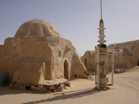 tattooine! Star wars http://news-e.hoosta.com/what-kind-of-traveler-are-you-bling-bling-nomad-or-a-family-one/ Star Wars Planets, Mos Eisley, Star Wars Set, Film Pictures, Star Wars Film, Dungeon Maps, The Phantom Menace, Unbelievable Facts, Star Wars Pictures