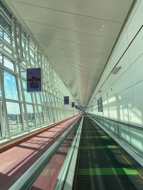 Tokyo International Airport, Japan Airport Aesthetic, Japan Airport, Traveling Japan, Tokyo Airport, Haneda Airport, Airport Aesthetic, Europe Aesthetic, Airport Photos