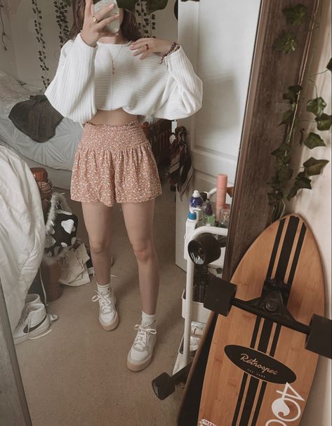 Short Floral Skirt Outfit Aesthetic, Short Flower Skirt Outfit, Short Flowy Skirt Outfit, Flower Skirt Outfit, Flowy Skirt Outfit, Flowy Outfit, Flowy Outfits, Pulseras Aesthetic, Pink Skirt Outfits