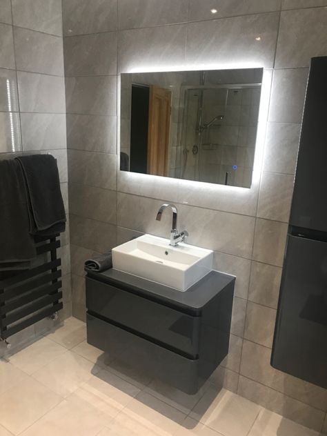 Dark Grey Furniture, Tiled Bathroom, Gray Bathroom Decor, Light Mirror, Gray Bathroom, Italian House, Grey Furniture, Grey Bathrooms, En Suite Bathroom