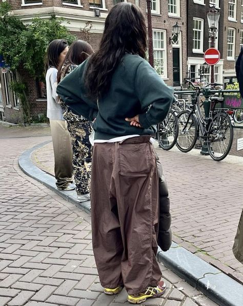 Baggy Pants Outfit Aesthetic, Parachute Pants Outfit, Baggy Pants Outfit, Brown Pants Outfit, Pants Outfit Aesthetic, Fits Baggy, Winter Pants Outfit, Model Looks, Autumn Fits