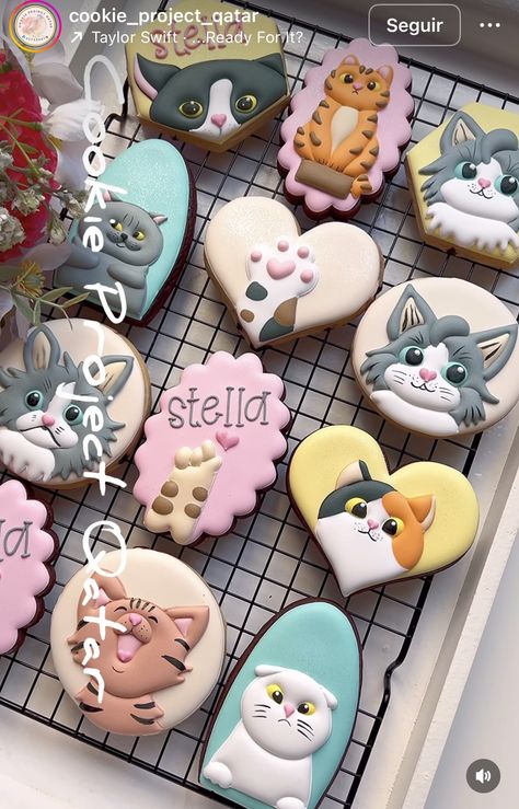 Kitty Cookies Decorated, Cat Christmas Cookies, Cat Cookies Decorated, Glass Cookies, Bird Cookies, Royal Iced Cookies, Cookies Theme, Iced Biscuits, Cat Cookies