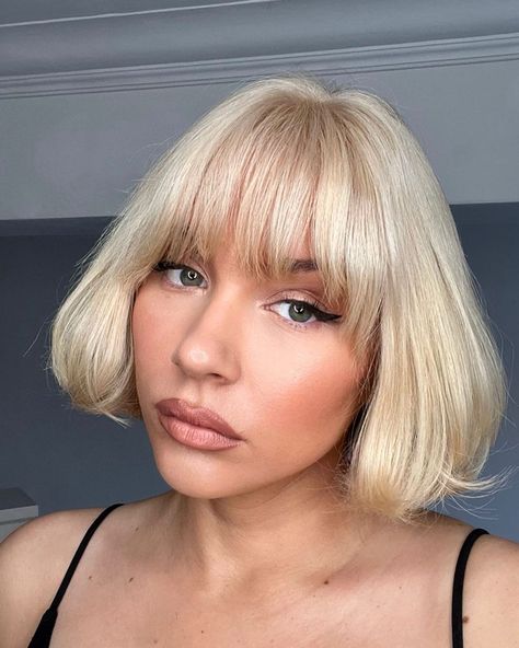 Gabie Godfrey on Instagram: “Bob 2.0 Foundation @diorbeauty Forever natural nude shade 3n Contour @kvdbeauty liquid gel medium cool Cheeks @charlottetilbury Pillow…” Gabie Godfrey, Gel Medium, Great Hair, Foundation, Blonde, Shades, Models, Hair Styles, Makeup