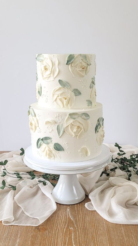 Roses On Wedding Cake, Colorful Wedding Cake, Colorful Wedding Cakes, Pecan Praline, Green Wedding Cake, Majlis Perkahwinan, Wedding Cakes Elegant, Small Wedding Cakes, Floral Wedding Cake