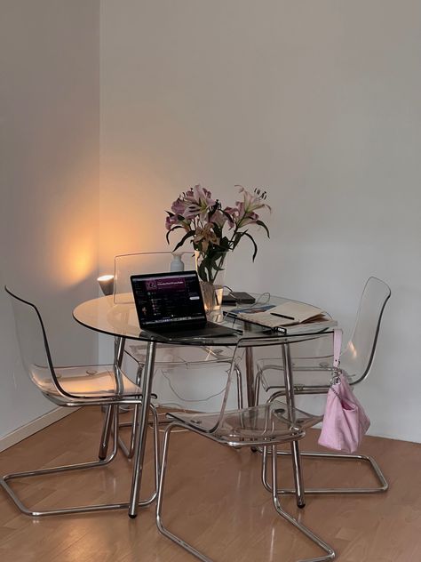 Cute Appartement, Home Meeting Room, Appartment Decor Ideas, Acrylic Chairs, Apartment Decorating Hacks, Wire Table, Glass Dining Room Table, Working At Home, Dream Apartment Decor