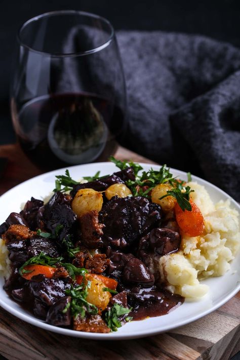 Discover this delicious vegan beef Bourguignon, a plant-based take on the classic French dish. You'll absolutely love the flavors and aromas! Vegetarian Beef Bourguignon, Vegan Beef Bourguignon, Vegan Bourguignon, Vegan Mushroom Bourguignon, Vegan Chowder, Mushroom Bourguignon, Beef Bourguignon Recipe, Traditional French Recipes, Seitan Recipes