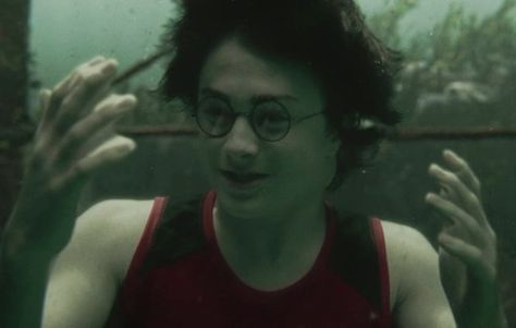 The underwater scenes from Goblet of Fire were “really intense,” and so was the makeup. The gills Harry grows after eating the Gillyweed took about an hour and a half to apply and were made of silicone. | 22 Magical Facts About The "Harry Potter" Movie Makeup Harry Potter Goblet Of Fire, Harry Potter Makeup, Harry Potter Goblet, Harry Potter Wall, Harry Potter Quiz, Movie Makeup, Harry Potter Always, Harry Potter Movie, Mermaids Sirens