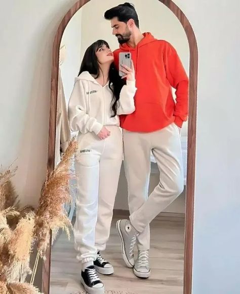 Couple Picture In Mirror, Photo Poses Mirror, Fall Outfits For Couples, Couple Poses Photography, Couple Outfits Matching, Outfits For Couples, New Hijab, Poses For Couples, Couple Dress