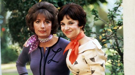 Penny Marshall, left, with "Laverne & Shirley" costar Cindy Williams in 1976. Laverne And Shirley, Penny Marshall, Cindy Williams, Women Haircuts Long, 50s Party, Laverne & Shirley, Catherine Bach, Mork & Mindy, A League Of Their Own