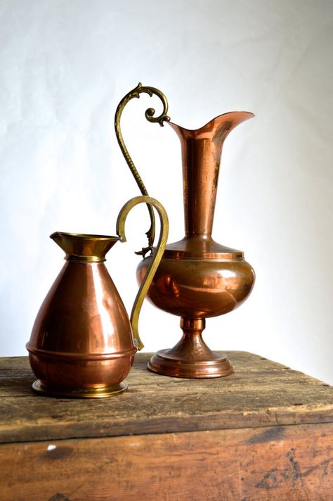 Vintage copper pitchers Copper Decoration, Copper Vases, Copper Home Decor, Stylish Tips, Copper Utensils, Decor Objects, Copper Vase, Copper Decor, Copper Kettle