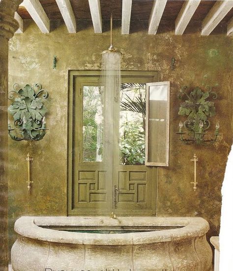 Regadera, tina y excelente ambiente. Tuscan Bathroom, Stone Tub, Tuscan Style Homes, Antique French Country, Dream Bath, Outdoor Bath, Gorgeous Bathroom, Tuscan Decorating, Tuscan Style