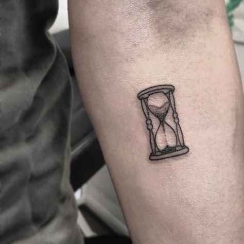 Hourglass Tattoos, Tattoos Meaning Strength, Minimalist Tattoo Meaning, Tatuagem Masculina Pequena, Card Tattoo Designs, Hourglass Tattoo, Coffee Tattoos, Clock Tattoo, Small Tattoos For Guys