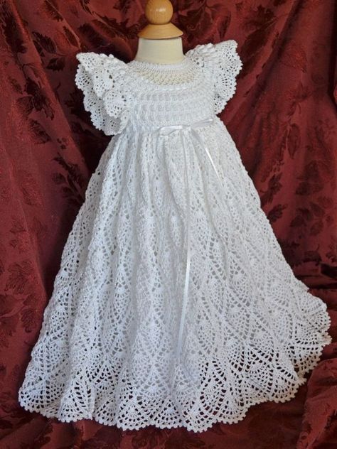 Hoy nos vestimos de manteles largos para tejer un vestido de fiesta, un vestido de bautizo a crochet para bebes de 3 meses a 1 año, para que ese día tan Baby Christening Gowns, Blessing Gown, Robe Diy, Beau Crochet, Diy Sy, Blessing Dress, Crochet Baby Girl Dress, Baby Dress Pattern, Crochet Baby Dress Pattern