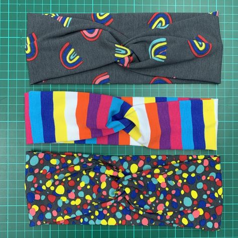 TUTORIAL: Sew Your Own Twist Headband Easy Sew Headbands, Carnival Stalls, Sew Headbands, Fabric Headbands Diy, Knotted Headband Diy, Diy Baby Bows Headbands, Fleece Sewing Projects, Applique Towels, Sewing Headbands