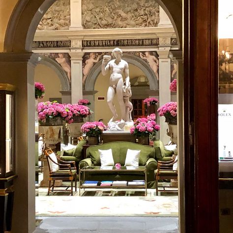 Four Seasons Italy, Round Couch, Chateaux Interiors, Hotel Flowers, Dreams Resorts, Italian Interior, Italian Decor, Restaurant Lounge, Florida House