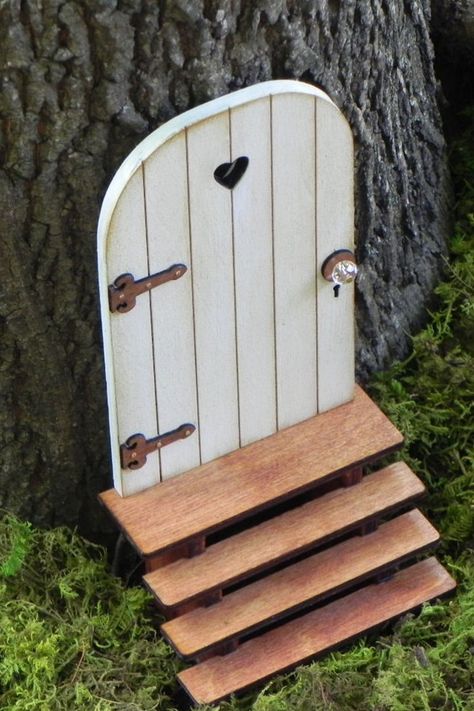 Diy Fairy Door, Fairy Doors On Trees, Fairy Garden Doors, Fairy Tree Houses, Fairy Garden Furniture, Fairy Garden Ideas, Fairy House Diy, Fairy Garden Crafts, Fairy Garden Designs