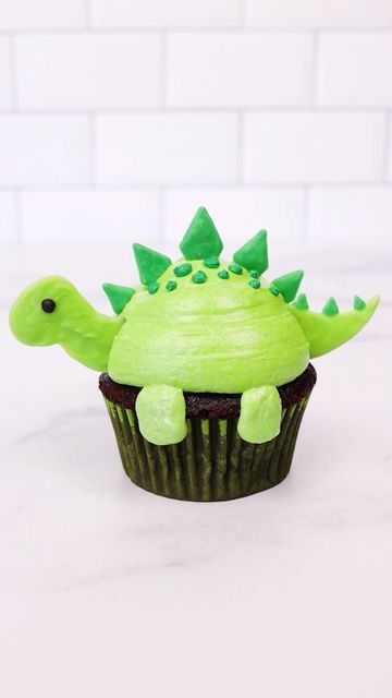 Dino Muffins, Dinosaur Cupcake Cake, Dinosaur Cake Pops, Dinosaur Birthday Party Food, Dino Birthday Cake, Dinosaur Puns, Dinosaur Cupcakes, Dino Cake, Cupcakes For Boys