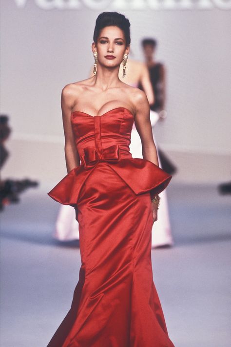 Valentino Runway Dresses, Marpessa Hennink, 1987 Fashion, Red Valentino Dress, Valentino Runway, Valentino Gowns, 90s Runway Fashion, High Fashion Editorial, Valentino Couture