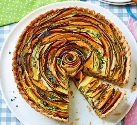 Summer vegetable & pesto rose tart. Impress your guests with this Ratatouille-inspired Idea for Brunch. Rose Tart, Vegetable Tart, Slider Buns, Bbc Good Food, Tart Recipe, God Mat, Bbc Good Food Recipes, Summer Vegetable, Idee Pasto Sano