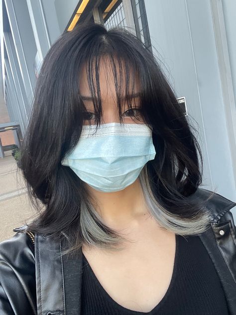 short wolfcut with gray peekabo hairstyle Wolfcut White Highlights, Peekaboo Highlights Wolfcut, Oreo Wolfcut, Silver And Black Hair Short, Short Wolfcut With Highlights, Black And White Wolfcut, Wolfcut With Highlight, Peekaboo Wolfcut, Peekaboo Highlights Short Hair