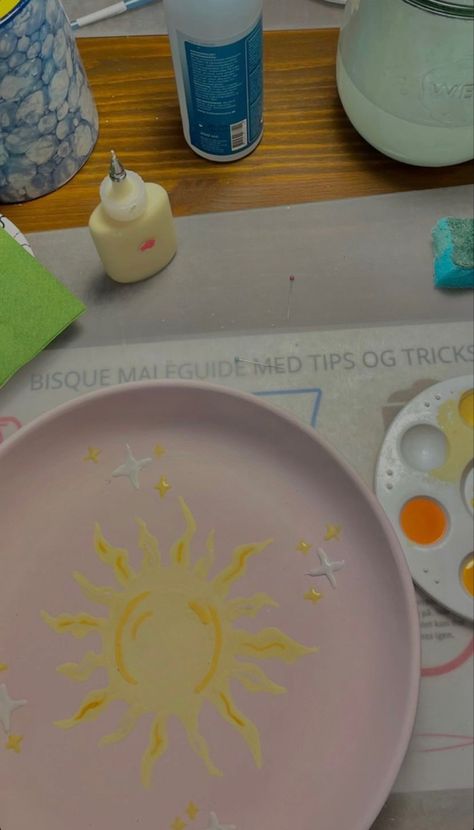 Sun And Moon Ceramics Pottery, Sunshine Pottery Painting, Pastel Pottery Painting, Sun Pottery Painting, Celestial Pottery Painting Ideas, Pottery Painting Easy Ideas, Easy Color Me Mine Ideas, Painting Pottery Ideas Easy Inspiration, Creative Space Keramik Ideas