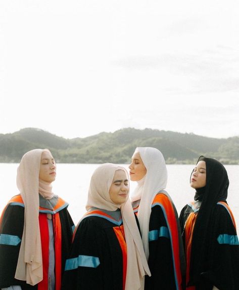 Korean Graduation Photoshoot, Pose For 4 People, Big Group Photos Posing Ideas, Pre Convo Photoshoot Idea, Graduation Group Photo Ideas, Convocation Photoshoot, Group Graduation Pictures, Convocation Photography, Pre Convo