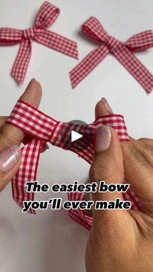 Making A Bow, Ribbon Bow Tutorial, Bow Tying, Bow Making Tutorials, Simple Bow, Homemade Bows, Wrapping Techniques, Beale Street, Gift Wrapping Techniques